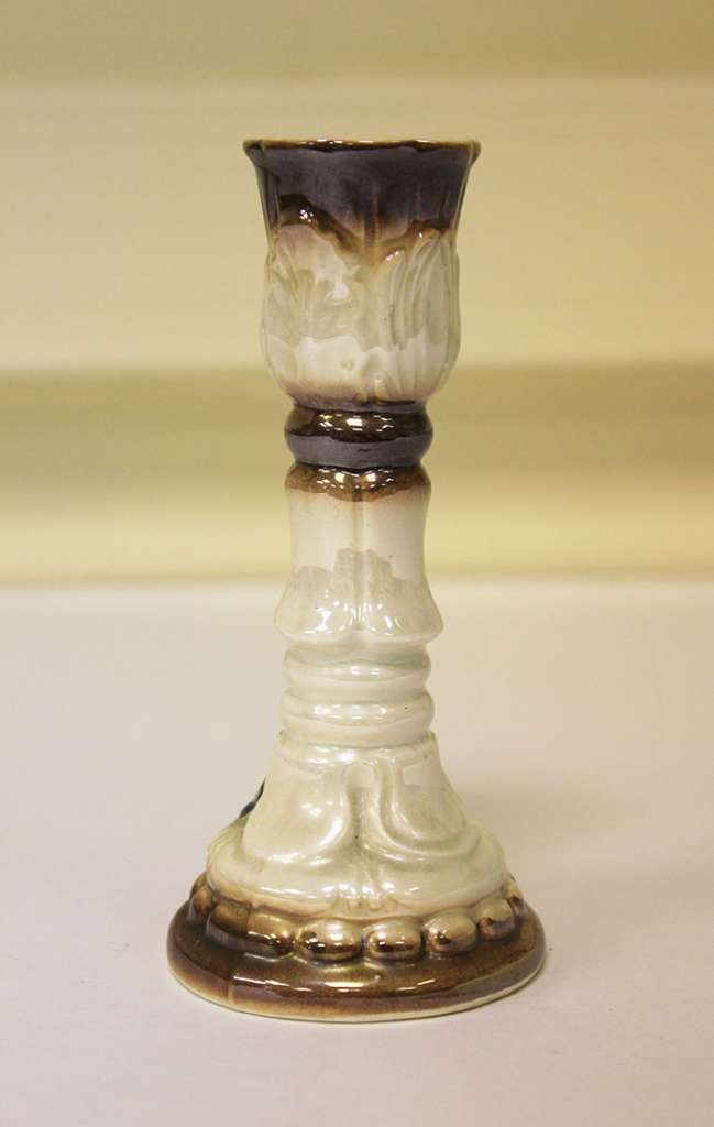 Керамическая вазочка, 14 см, украшена цветочной лепкой (состояние на фото)
